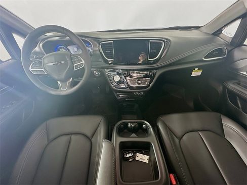 New 2025 Chrysler Pacifica Select w/ Uconnect Theater Family Group image 9