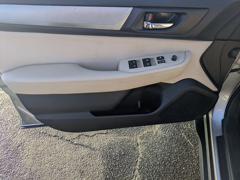 Used 2019 Subaru Outback 2.5i Premium image 11