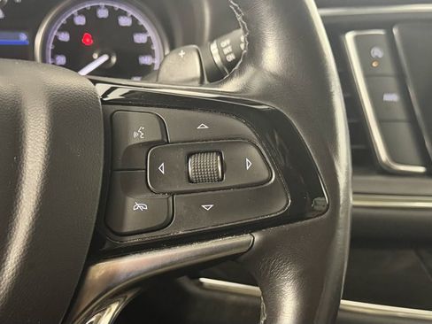 Used 2023 Buick Enclave Essence AWD/4WD image 17