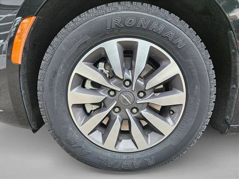 Used 2024 Chrysler Pacifica Select image 24