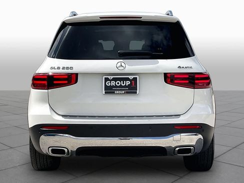 Used 2025 Mercedes-Benz GLB 250 4MATIC image 5