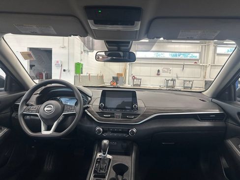 Used 2025 Nissan Altima 2.5 SV AWD/4WD image 6