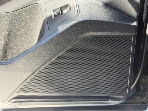 Used 2024 Volkswagen Tiguan SE image 19