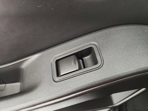 Used 2024 Nissan Frontier SV image 32