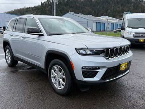 Used 2023 Jeep Grand Cherokee Limited image 3