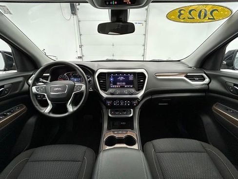 Used 2023 GMC Acadia SLE image 2