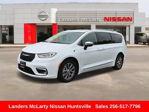 Used 2025 Chrysler Pacifica Pinnacle FWD image 9
