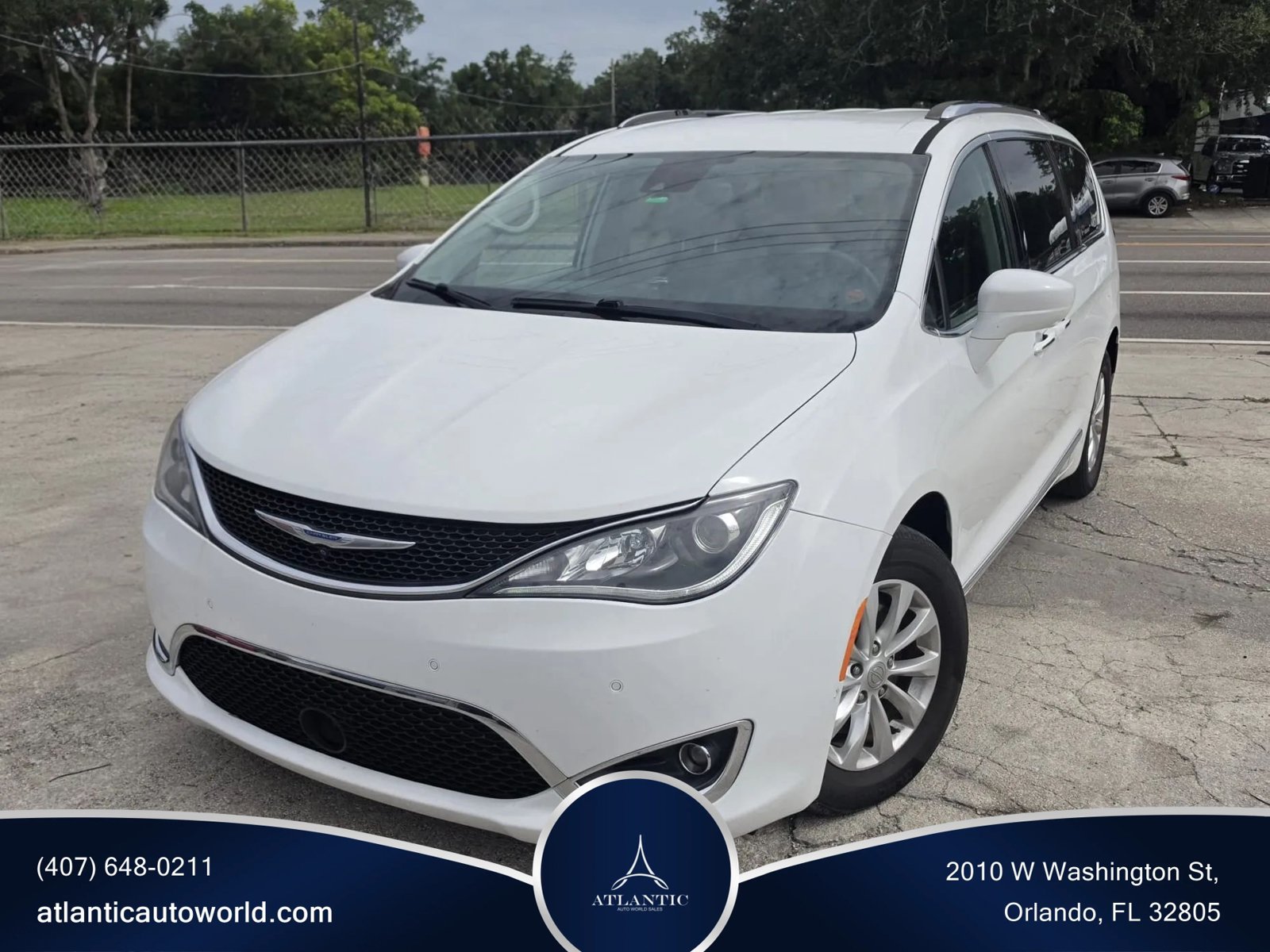 Used 2018 Chrysler Pacifica Touring-L w/ Advanced Safetytec Group FWD image 1