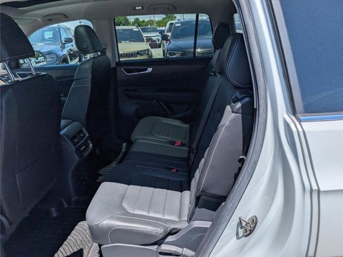 Used 2024 Volkswagen Atlas SEL AWD/4WD image 16