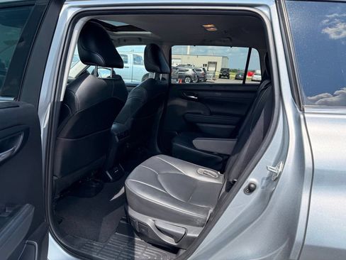 Used 2021 Toyota Highlander XLE AWD/4WD image 9