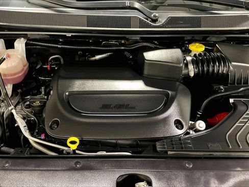 Used 2024 Chrysler Pacifica Touring-L image 10