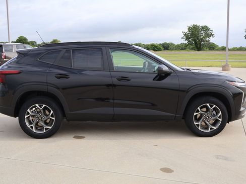 Used 2025 Chevrolet Trax LT FWD image 5