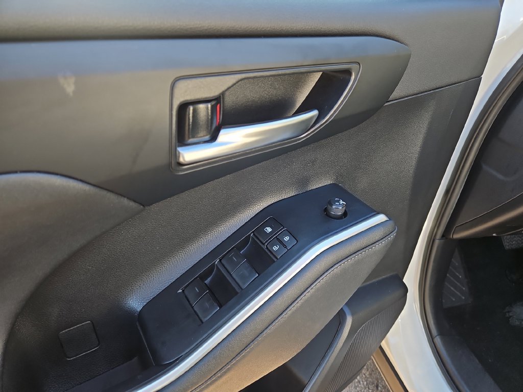 Used 2023 Toyota Highlander XLE FWD image 27