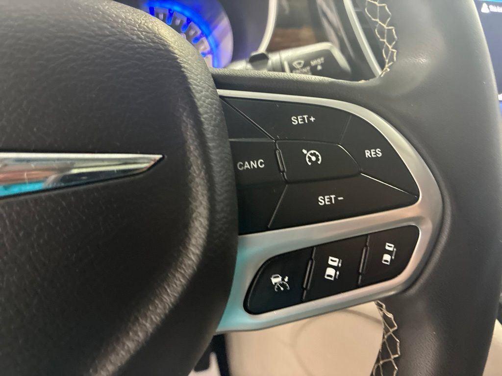 Used 2023 Chrysler Pacifica Limited FWD image 23