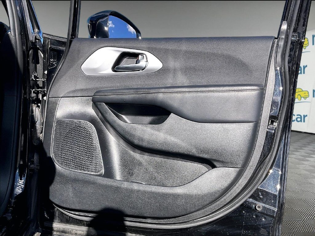 Used 2025 Chrysler Pacifica Limited FWD image 11