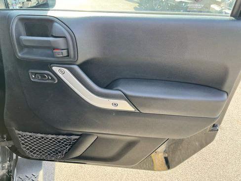 Used 2014 Jeep Wrangler Unlimited Sahara image 20