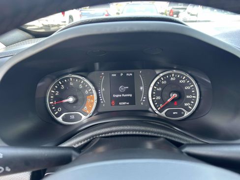 Used 2019 Jeep Renegade Latitude w/ Popular Equipment Group FWD image 16