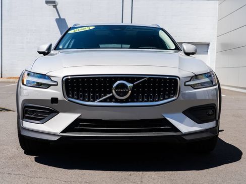 Used 2025 Volvo V60 B5 Cross Country Plus AWD/4WD image 2