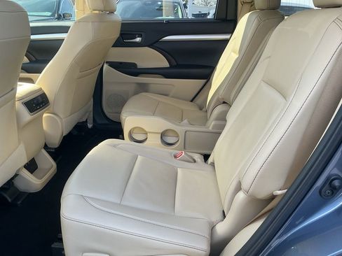Used 2019 Toyota Highlander SE image 19