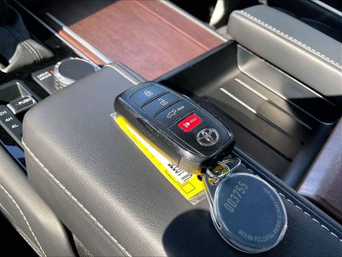 Used 2025 Toyota Sequoia Capstone image 13