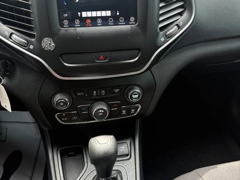 Used 2019 Jeep Cherokee Latitude w/ Popular Appearance Group FWD image 10