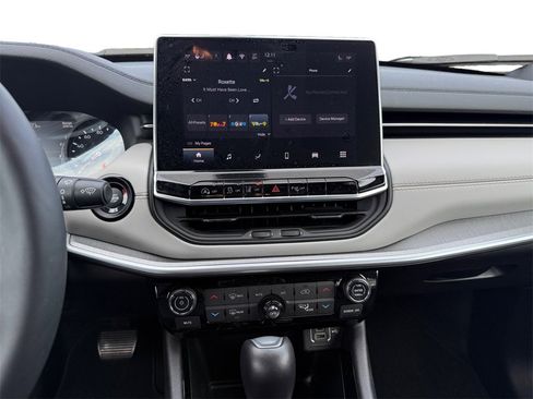 Used 2024 Jeep Compass Limited image 11