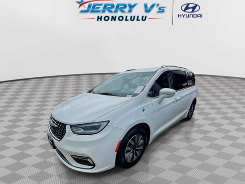 Used 2021 Chrysler Pacifica Touring-L image 2