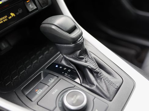 Used 2020 Toyota RAV4 XLE image 37