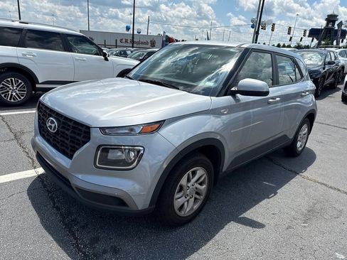 Used 2021 Hyundai Venue SE FWD image 1