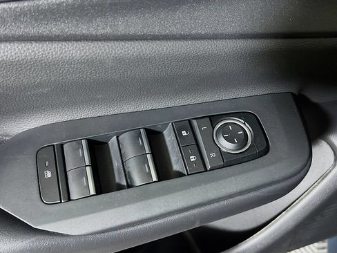 Used 2025 Toyota Prius Plug-In Hybrid FWD image 15