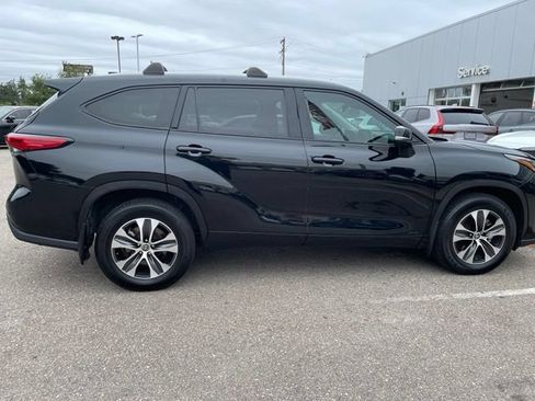 Used 2022 Toyota Highlander XLE AWD/4WD image 7