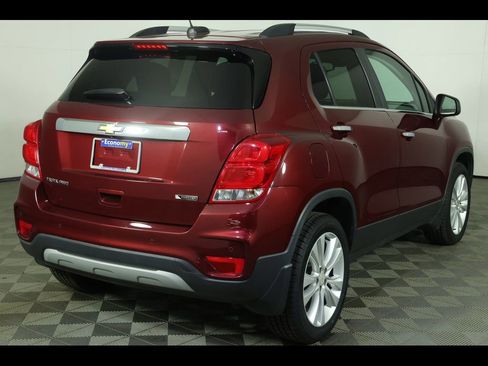 Used 2017 Chevrolet Trax Premier w/ Driver Confidence II Package AWD/4WD image 8
