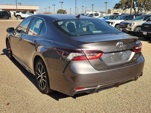 Used 2024 Toyota Camry SE image 3