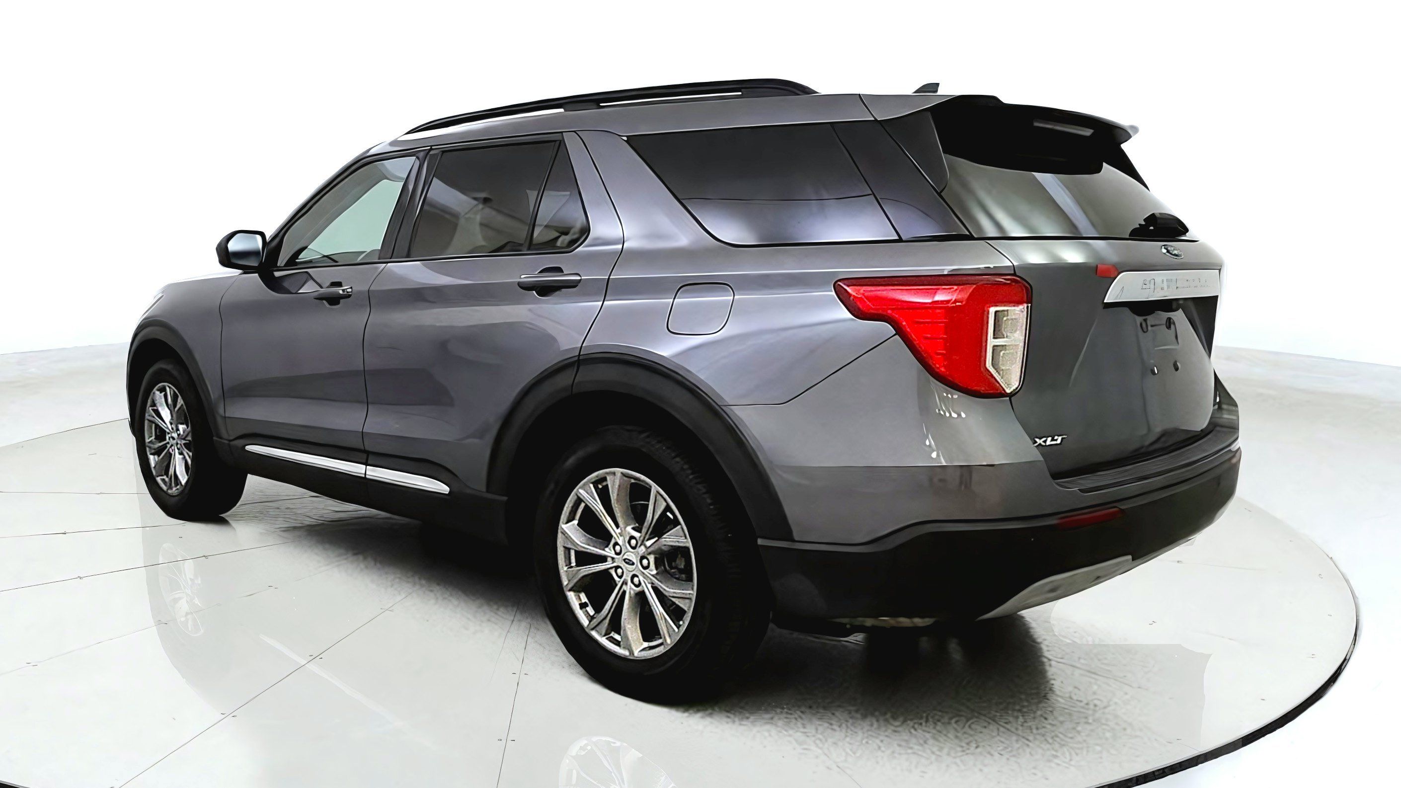 Used 2022 Ford Explorer XLT w/ Equipment Group 202A AWD/4WD image 5