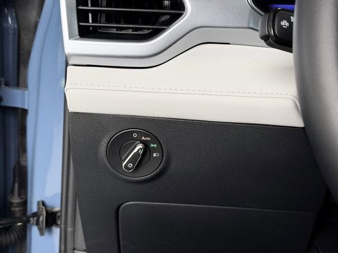 Used 2025 Volkswagen Taos SE image 19