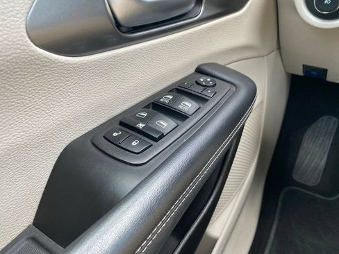 Used 2023 Chrysler Pacifica Touring-L FWD image 32