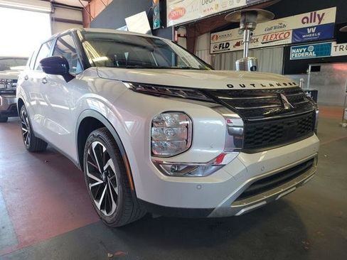 Used 2024 Mitsubishi Outlander SE image 2