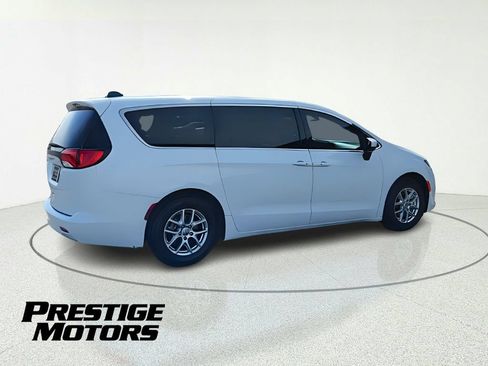 Used 2022 Chrysler Voyager LX FWD image 8