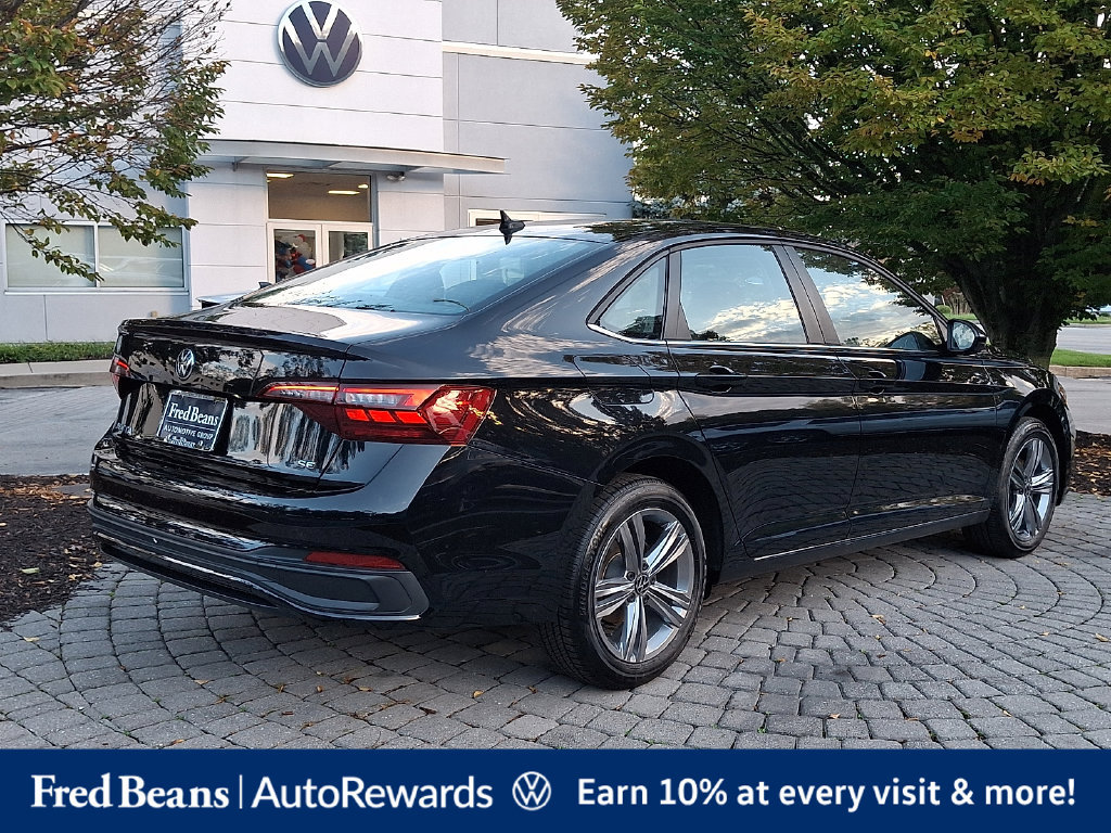Certified 2022 Volkswagen Jetta SE w/ Panoramic Sunroof Package FWD image 7