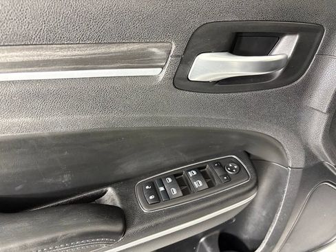 Used 2019 Chrysler 300 Touring w/ Chrome Appearance Package RWD image 20