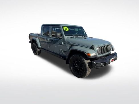 Used 2025 Jeep Gladiator Sport image 35