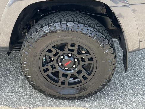 Used 2019 Toyota 4Runner TRD Off-Road AWD/4WD image 19