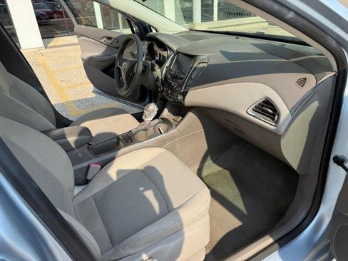 Used 2018 Chevrolet Cruze LT w/ Convenience Package image 16