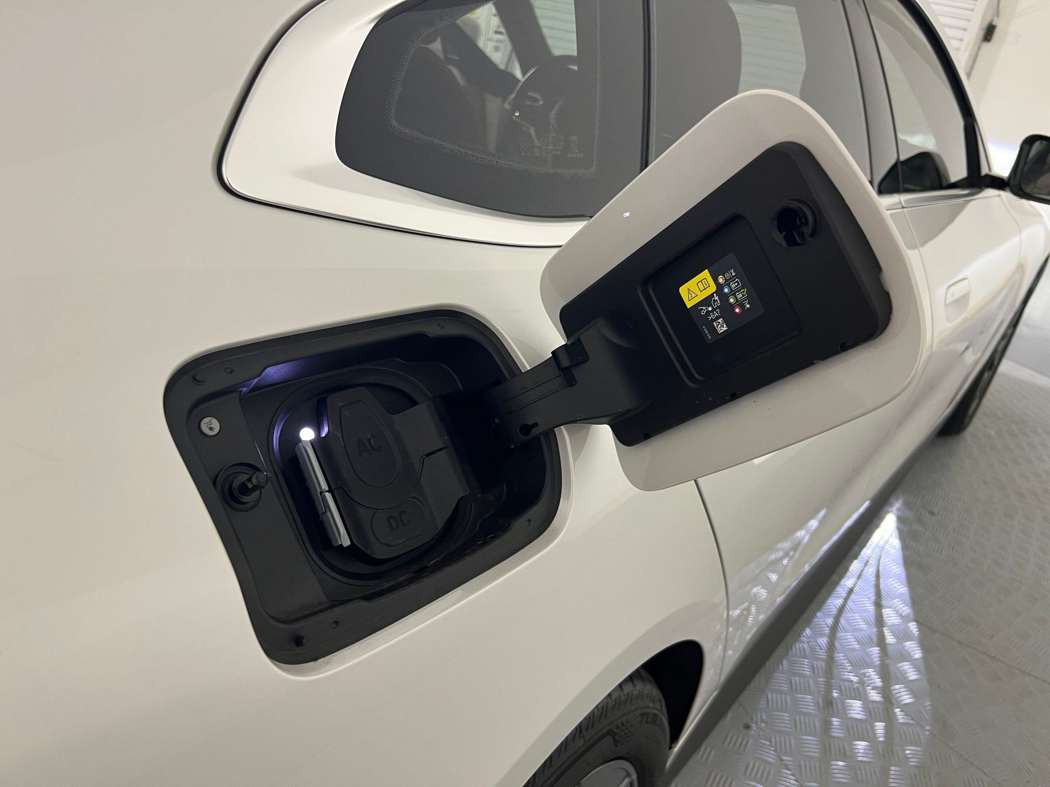 Used 2026 BMW i4 eDrive40 w/ Premium Package RWD image 36