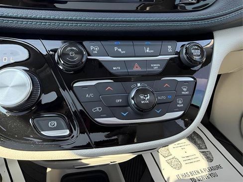 Used 2018 Chrysler Pacifica Limited w/ Advanced Safetytec Group FWD image 53