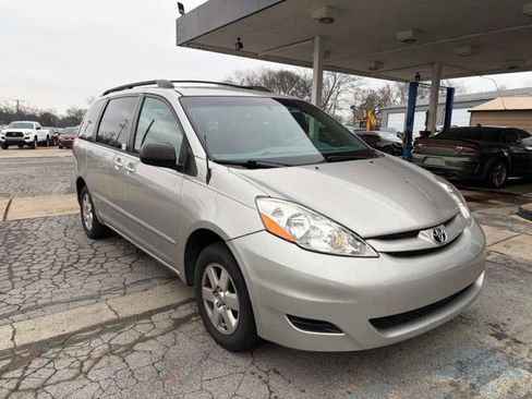 Used 2010 Toyota Sienna LE image 3