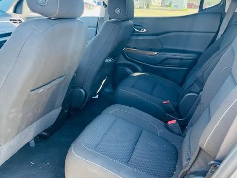 Used 2023 GMC Acadia SLE image 7