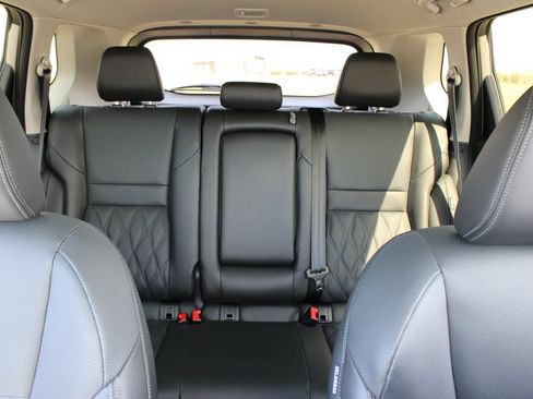 Used 2025 Nissan Rogue Platinum AWD/4WD image 16
