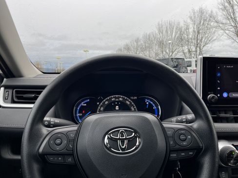 Used 2025 Toyota RAV4 LE image 27