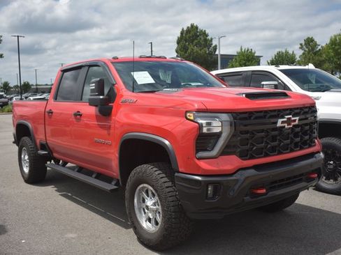 Used 2025 Chevrolet Silverado 2500 ZR2 w/ Technology Package AWD/4WD image 3